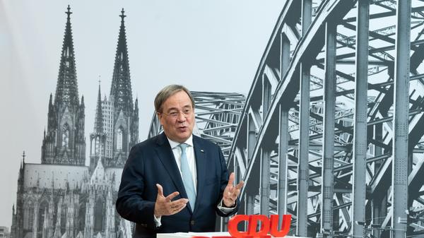 Laschet konzentriert sich trotz der Oppositionsrolle weiter auf die Landespolitik – und wird schnell zum mächtigsten Mann der NRW-CDU: 2010 zieht er in den Landtag ein, 2012 wird er Landesparteivorsitzender und 2013 auch noch Fraktionschef. Die Arbeit zahlt sich aus: 2017 siegt Schwarz-Gelb in der einstigen SPD-Hochburg Nordrhein-Westfalen – und Armin Laschet wird Ministerpräsident.