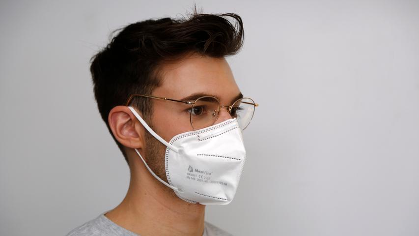 Wird die FFP2-Maske über einer Brille getragen, sitzt sie im Bereich der Nase und an den Wangen nicht richtig.