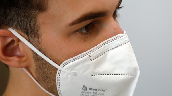 Schon besser: Der Nasenbügel ist eingedrückt, Coronaviren können die Maske nun nicht so leicht umgehen.
