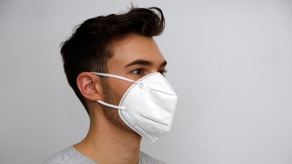 Wird bei einer FFP2-Maske oben und unten verwechselt, sitzt sie ebenfalls nicht bündig. Coronaviren haben es dann leicht, an der Maske vorbei zu gelangen.