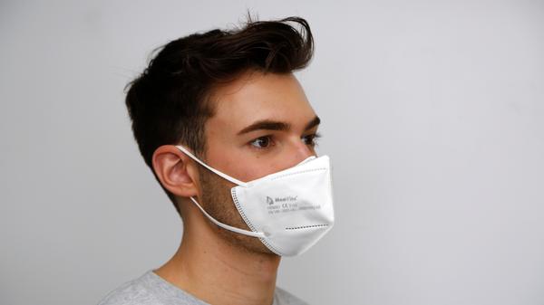 Wird die Maske nicht vollständig aufgefaltet, sitzt sie ganz offensichtlich ebenfalls nicht korrekt.