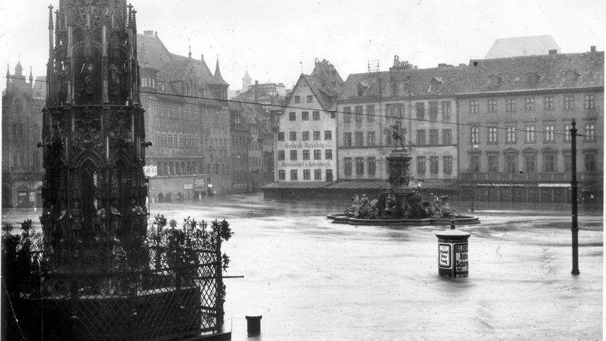 Das Hochwasser in Nürnberg am 5. Februar 1909 flutete auch den Hauptmarkt mit dem Schönen Brunnen. Damals standen hier noch der Neptunbrunnen, der sich jetzt im Stadtpark befindet, und  eine Litfaßsäule.