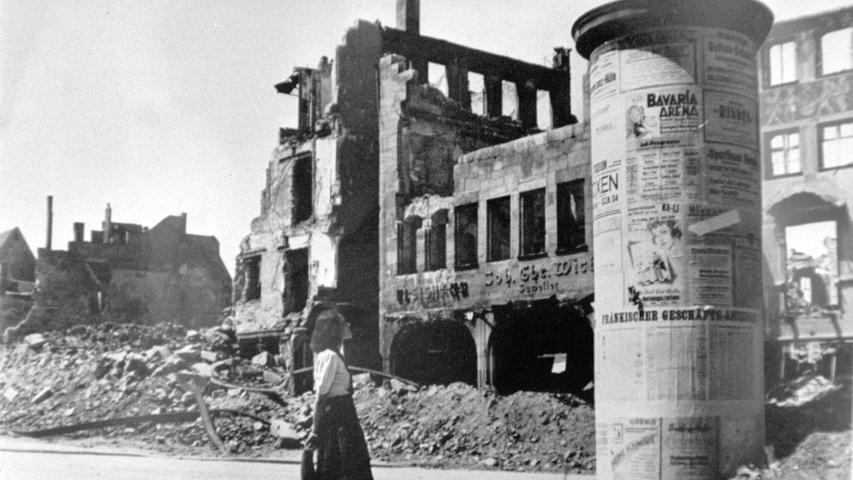 Trümmerjahre: Inmitten der Kriegsschäden schaut sich eine junge Frau am Josephsplatz die plakatierten Meldungen an.