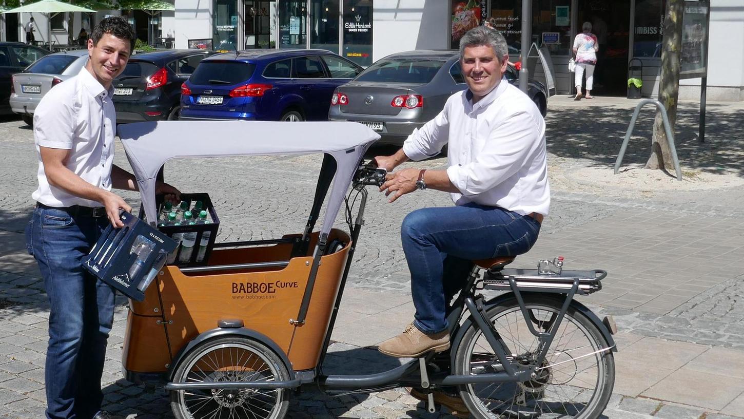 Im vergangenen März hatte Bürgermeister Horst Kratzer vor dem Rathaus schon mal eine Testfahrt mit dem Lastenrad unternommen.