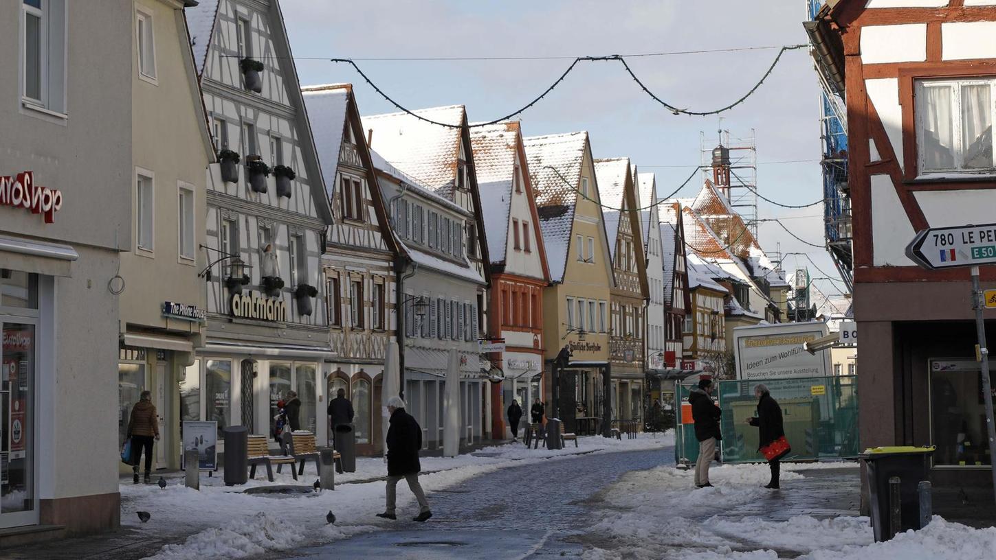 Sonne und blauer Himmel in der verschneiten Hauptstraße in Forchheim: Normalerweise würden an einem Tag unter der Woche doch einige Menschen durch die Straße bummeln. Im Lockdown war im Winter aber kaum potenzielle Kundschaft unterwegs.