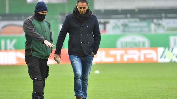 Der Mann, der mit allen diesen Spielern und ihren Beratern verhandeln muss von Seiten des Kleeblatts ist Rachid Azzouzi (rechts im Bild). "Wir versuchen, die Jungs zu halten", sagt der Geschäftsführer Sport zu den auslaufenden Arbeitspapieren. Doch er weiß auch um die finanzielle Situation, das Kleeblatt muss sparen. In Fürth gibt es kaum Spielraum, die Profis mit einem höheren Gehalt zum Bleiben zu bewegen. Geduld ist gefragt - nicht alle Vertragsverhandlungen werden schnell gehen.