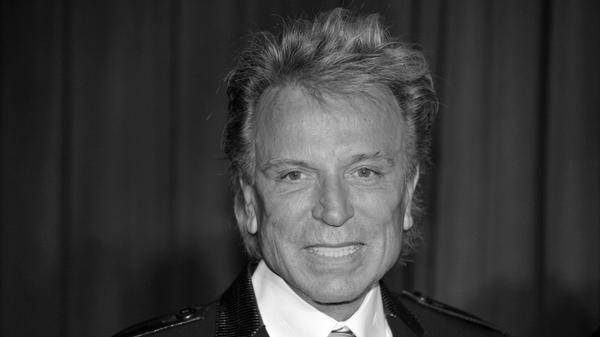 Bekannt war das Duo für seine Auftritte mit weißen Löwen und Tigern. Ein dreiviertel Jahr nach Roy Horn ist nun auch Siegfried Fischbacher im Alter von 81 Jahren gestorben. Laut seiner Schwester habe er noch mit ihr telefoniert und sei danach eingeschlafen.