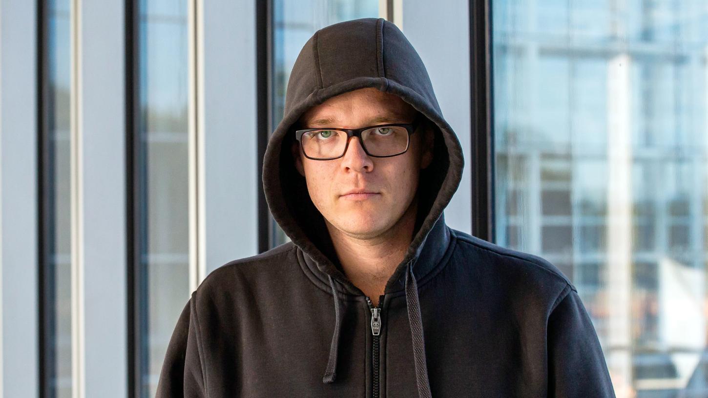 Der Kabarettist Nico Semsrott vertritt "Die Partei" nicht länger im Europaparlament. Aus Protest. Der Kabarettist Nico Semsrott vertritt "Die Partei" nicht länger im Europaparlament. Aus Protest.