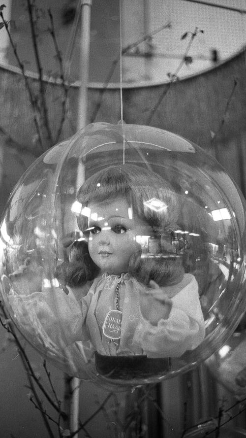 Die Puppe in der Glaskugel diente den Nürnberger Nachrichten als Aufmacherfoto für die Eröffnung der 22. Internationalen Spielwarenmesse.