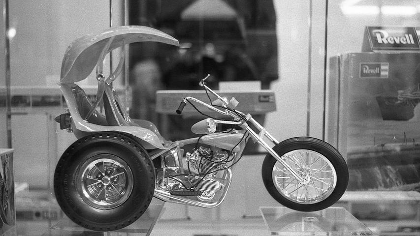 So ganz genau weiß man nicht, was dieses Objekt darstellen soll: Eine sehr eigenwillige Mischung aus  Rikscha, Chopper, Trike und Motorrad.