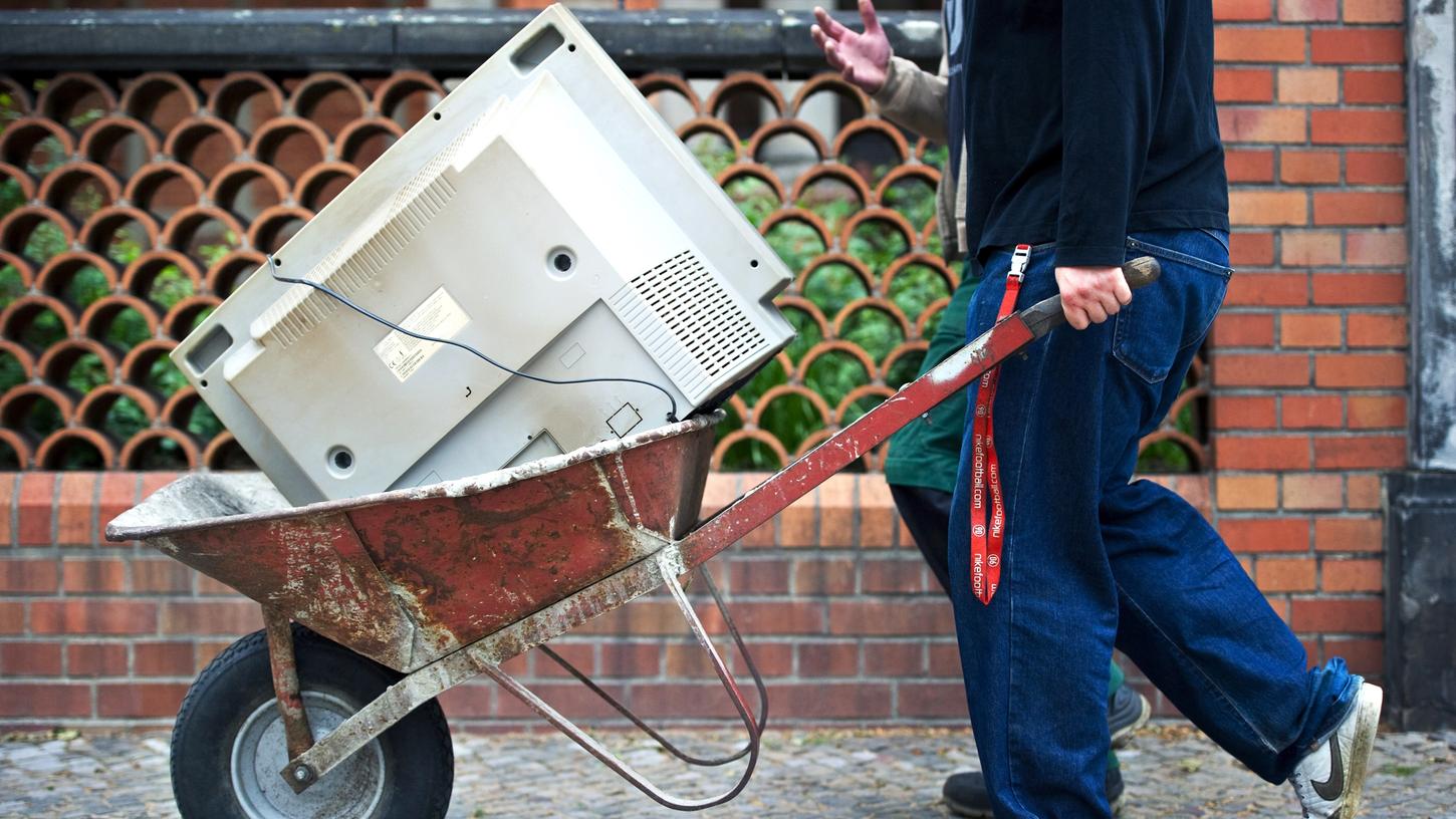 Den ersten Lockdown im Frühjahr 2020 nutzten viele Nürnbergerinnen und Nürnberger für einen ausgiebigen Frühjahrsputz - und sie überrannten die Wertstoffhöfe.
Den ersten Lockdown im Frühjahr 2020 nutzten viele Nürnbergerinnen und Nürnberger für einen ausgiebigen Frühjahrsputz - und sie überrannten die Wertstoffhöfe.