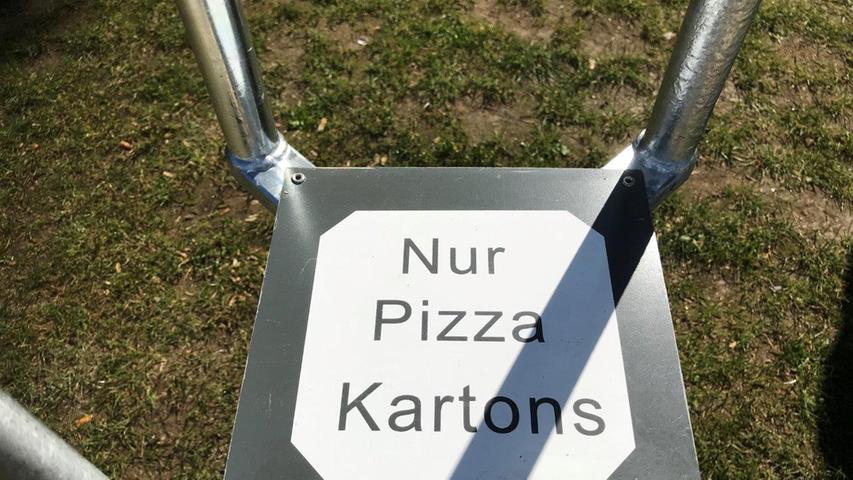 Ein Müllbehälter speziell für Pizza-Kartons an der Nürnberger Norikusbucht.