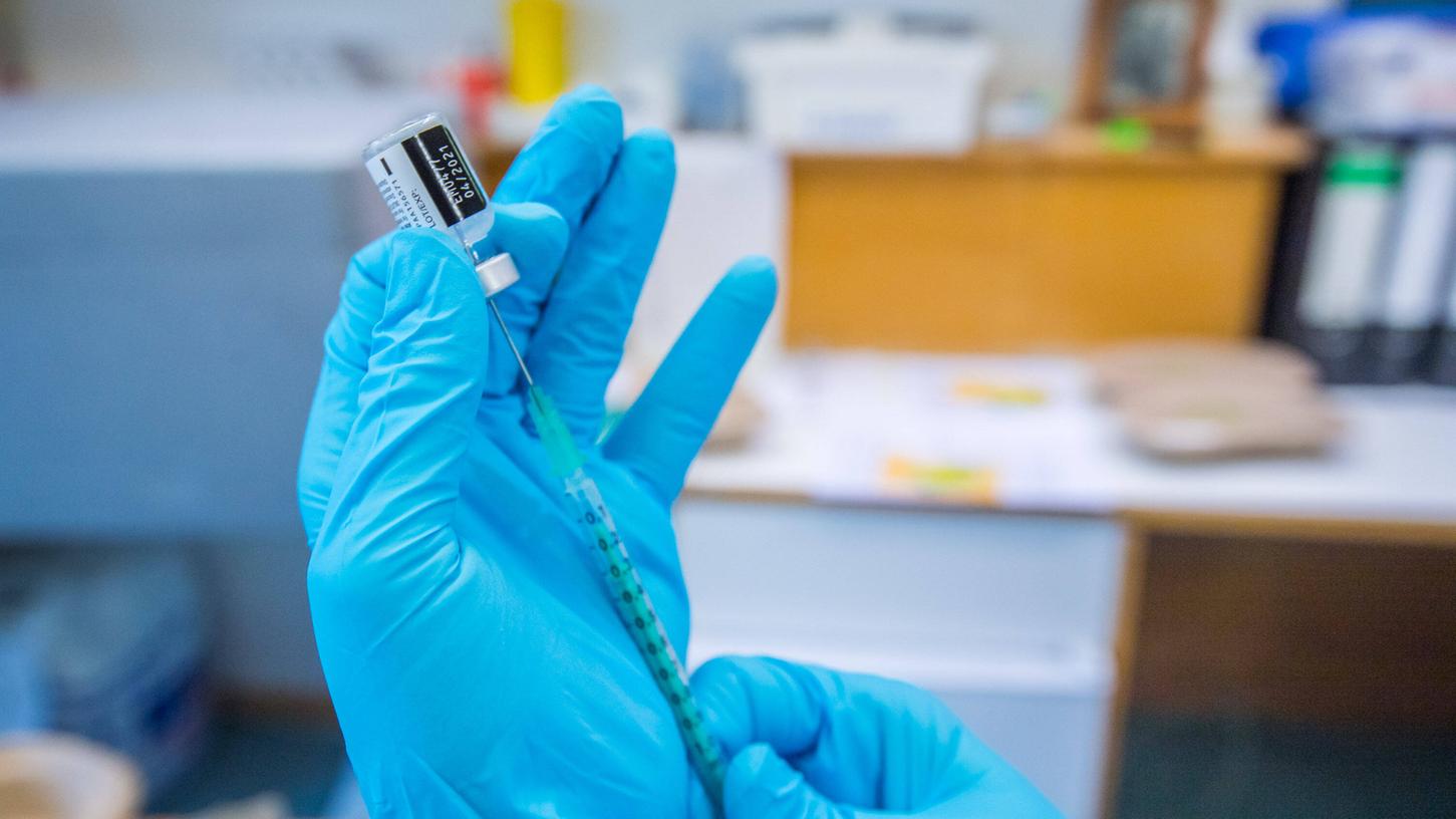 In mittlerweile 100 Corona-Impfzentren in Bayern sind Ärztinnen und Ärzte im Einsatz, um den Menschen ein Vakzin gegen Sars-COV-2 zu injizieren. Ihr Stundenlohn für diese Tätigkeit unterscheidet sich erheblich und hängt ganz davon ab, welcher Träger das Impfzentrum betreibt.
In mittlerweile 100 Corona-Impfzentren in Bayern sind Ärztinnen und Ärzte im Einsatz, um den Menschen ein Vakzin gegen Sars-COV-2 zu injizieren. Ihr Stundenlohn für diese Tätigkeit unterscheidet sich erheblich und hängt ganz davon ab, welcher Träger das Impfzentrum betreibt.