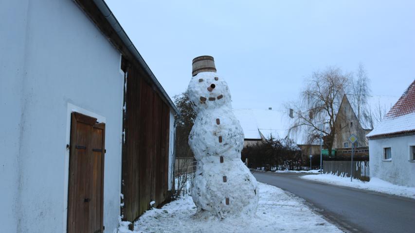 Lehrberger Freunde bauen vier Meter großen Schneemann