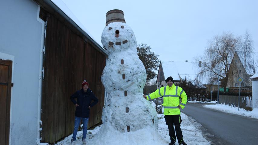 Lehrberger Freunde bauen vier Meter großen Schneemann
