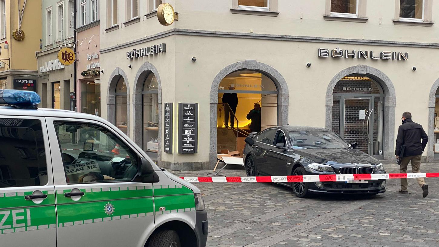 Ex-Polizisten nach spektakulärem Raub zu Freiheitsstrafe verurteilt.
Ex-Polizisten nach spektakulärem Raub zu Freiheitsstrafe verurteilt.