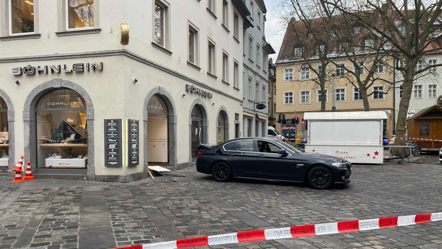 Unbekannte haben am frühen Freitagmorgen einen Juwelier in der Bamberger Innenstadt aufgebrochen. Mit einem BMW durchbrachen die Täter eine große Ladenscheibe.
Unbekannte haben am frühen Freitagmorgen einen Juwelier in der Bamberger Innenstadt aufgebrochen. Mit einem BMW durchbrachen die Täter eine große Ladenscheibe.