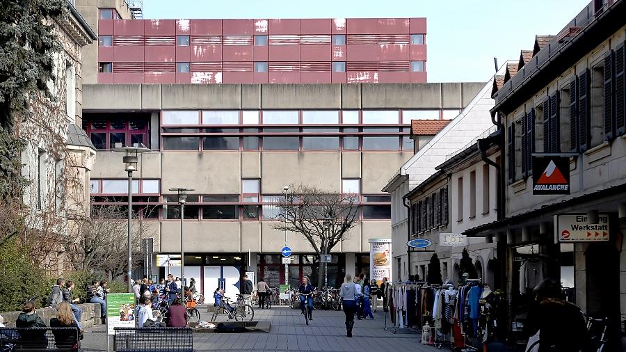 Universitäts-Bibliothek wird neu eingekleidet Universitäts-Bibliothek wird neu eingekleidet