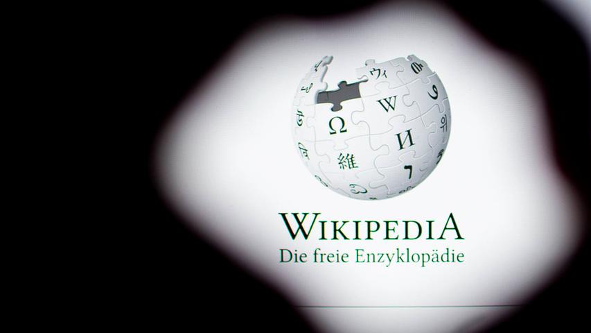 Der Name Wikipedia setzt sich aus dem hawaiianischen Wort "Wiki", was schnell bedeutet, und "Pedia", vom englischen Wort encyclopedia (für Enzyklopädie), zusammen.