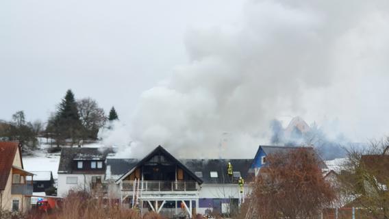 Meterhohe Rauchsäule: Dachstuhl bei Ansbach in Flammen