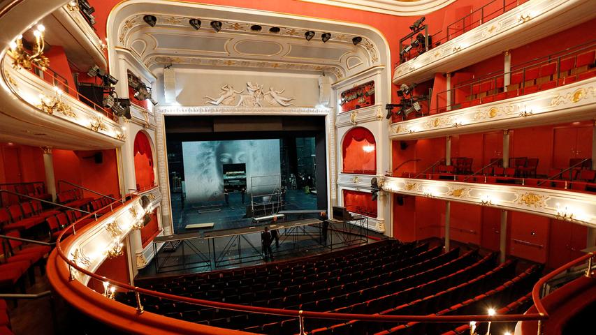 Auch im Opernhaus herrscht gähnende Leere. Immerhin soll die Zeit genutzt werden, um bis zum April im Foyer rauchdichte Brandschutzwände einzubauen. Ohne dieses Provisorium bis zur endgültigen Opernhaussanierung wären sonst nämlich nur noch 200 Zuschauer pro Vorstellung zugelassen - auch ohne Corona wohlgemerkt.