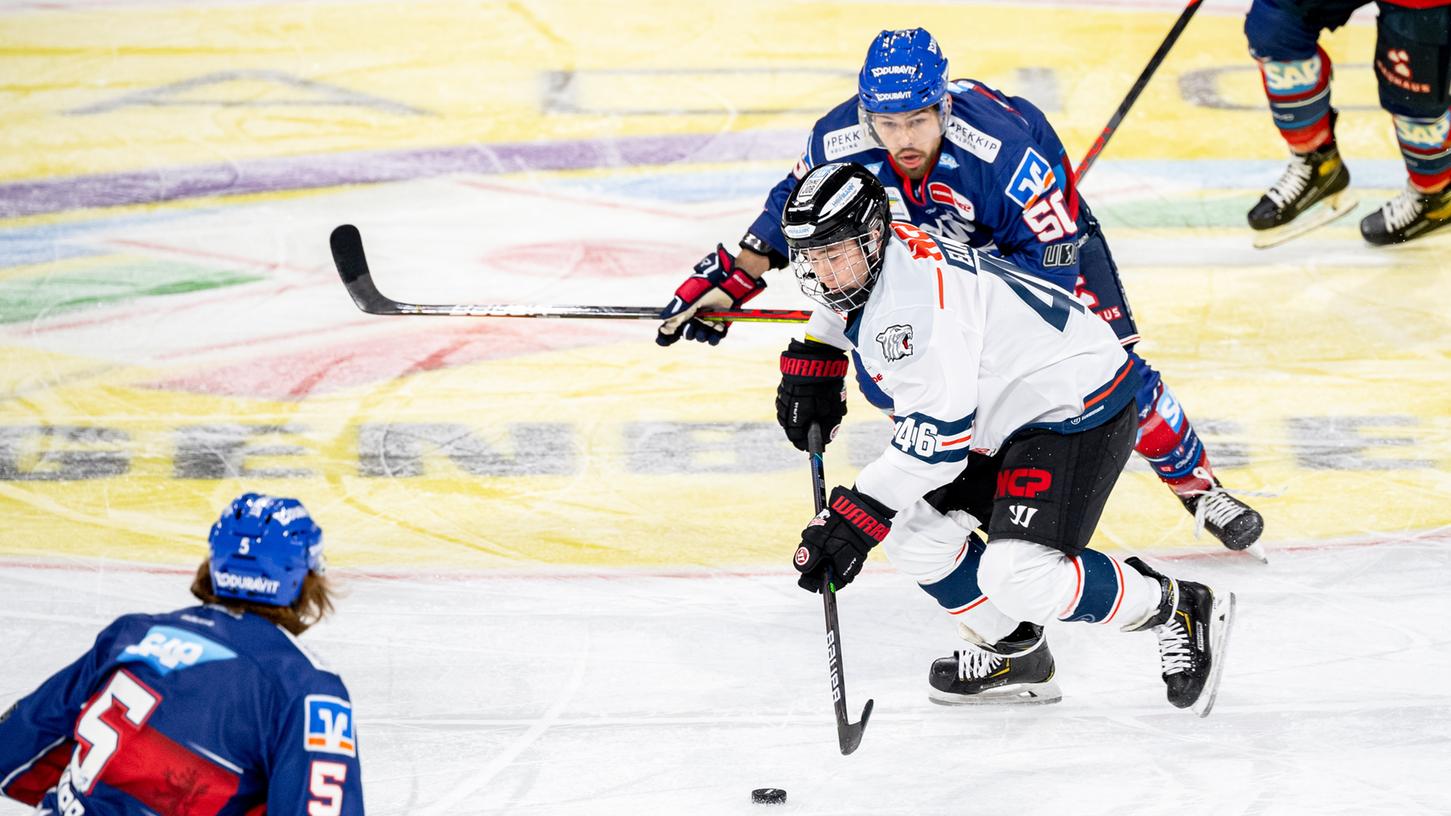 Schon wieder Mannheim: Moritz Elias ist nur an die Ice Tigers ausgeliehen. Von Mannheim. Im ersten Saisonspiel, in Mannheim, bedankte sich der 16-Jährige dafür - mit einer Vorlage zum einzigen Nürnberger Tor. Am Sonntag stellt er sich erneut den Adlern und seinem Bruder.