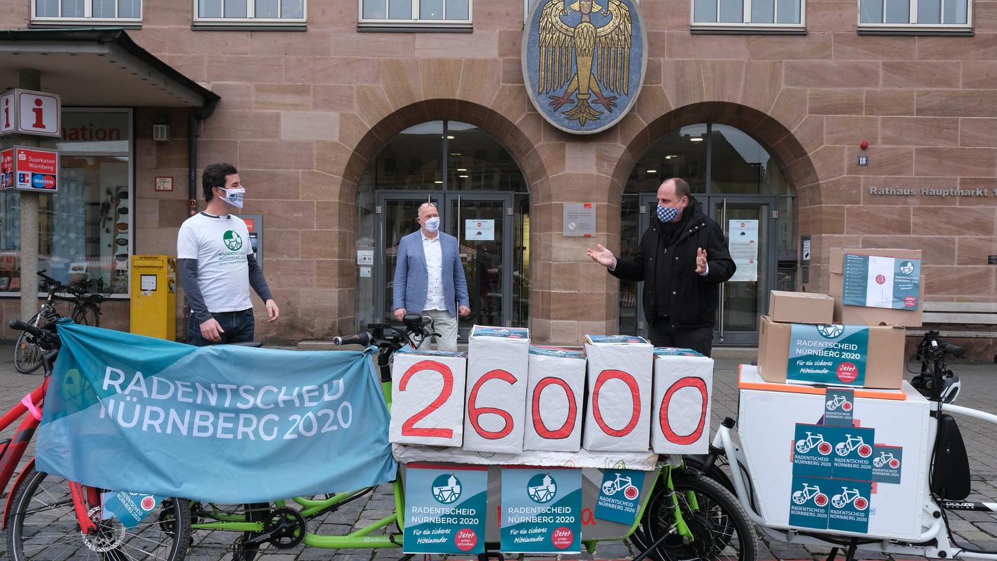 Die Initiative Radentscheid Nürnberg übergab Ende 2020 26.000 Unterschriften für den Bürgerentscheid. Jetzt ist der Stadtrat am Zug.
