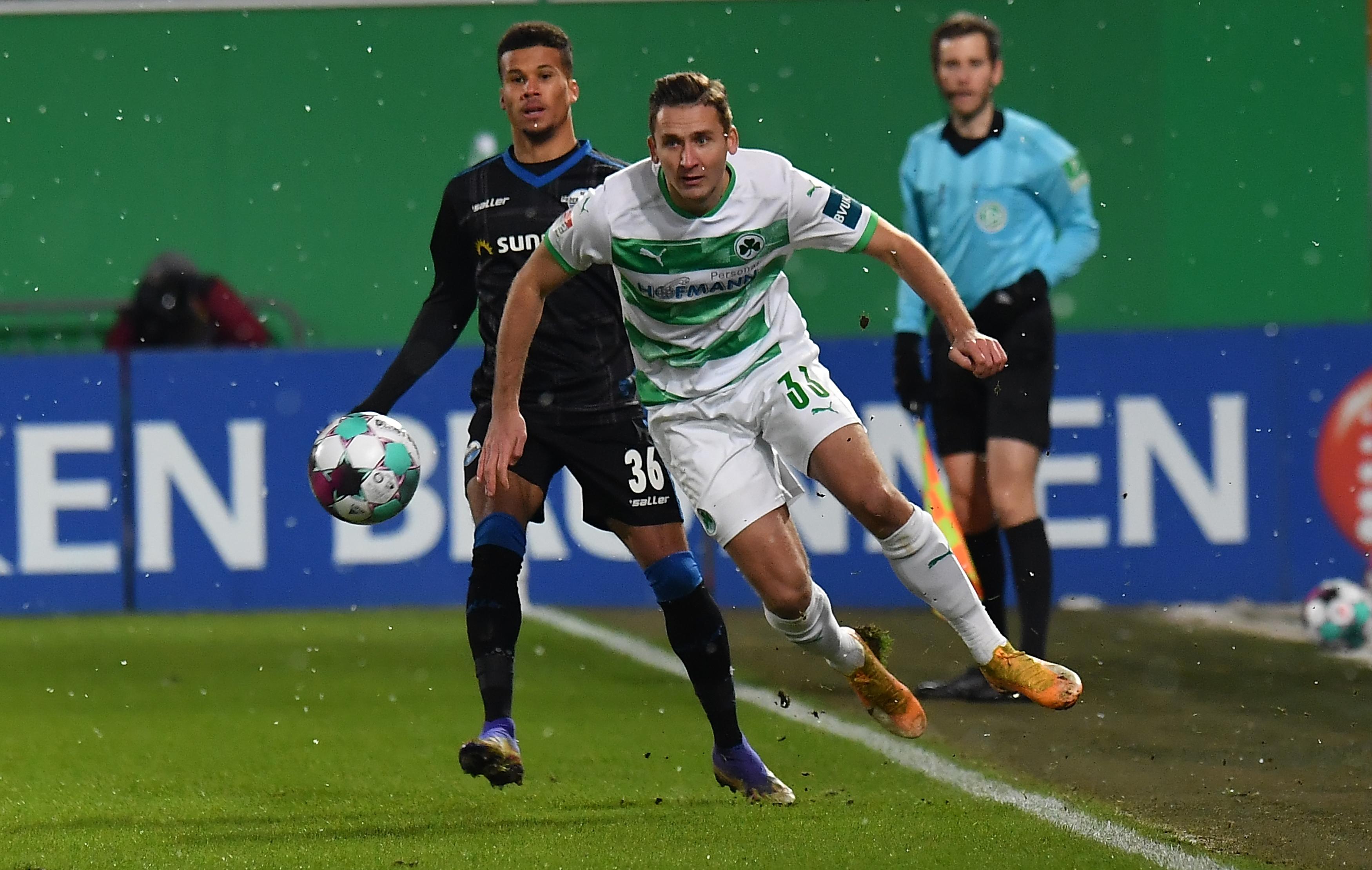 Ruhig im Mittelfeld. Beim Distanzschuss so akkurat, dass der Ball an die Latte flog. Reihte sich damit in das Festival seiner Teamkollegen ein - mit einem Knall! 