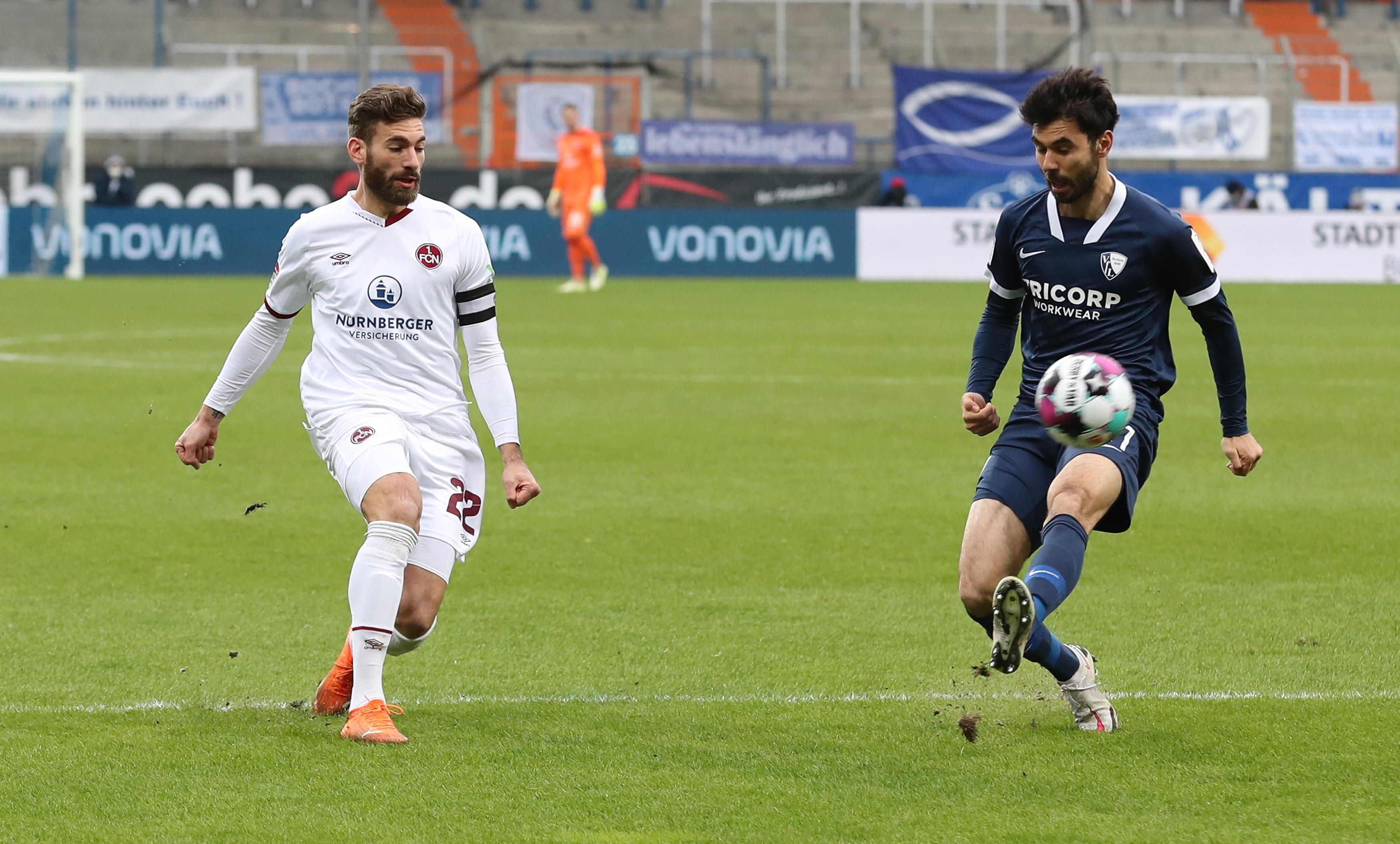 Nach zwanzig Minuten steht zwar immer noch keine wirklich hochkarätigere Möglichkeit auf Seiten der Nürnberger zu Buche, aber die Klauß-Truppe wird angriffslustiger. Jedoch bleibt auch Bochum wach und nutzt entstehende Lücken. Gerrit Holtmann kommt mit seinem nächsten Schuss fast zum ersten Tor der Partie, doch diesmal geht der Ball links am Tor vorbei.