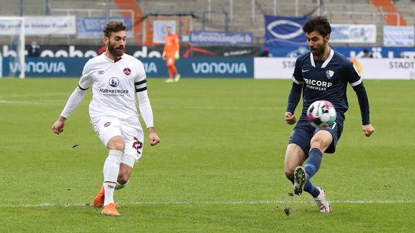 Nach zwanzig Minuten steht zwar immer noch keine wirklich hochkarätigere Möglichkeit auf Seiten der Nürnberger zu Buche, aber die Klauß-Truppe wird angriffslustiger. Jedoch bleibt auch Bochum wach und nutzt entstehende Lücken. Gerrit Holtmann kommt mit seinem nächsten Schuss fast zum ersten Tor der Partie, doch diesmal geht der Ball links am Tor vorbei.