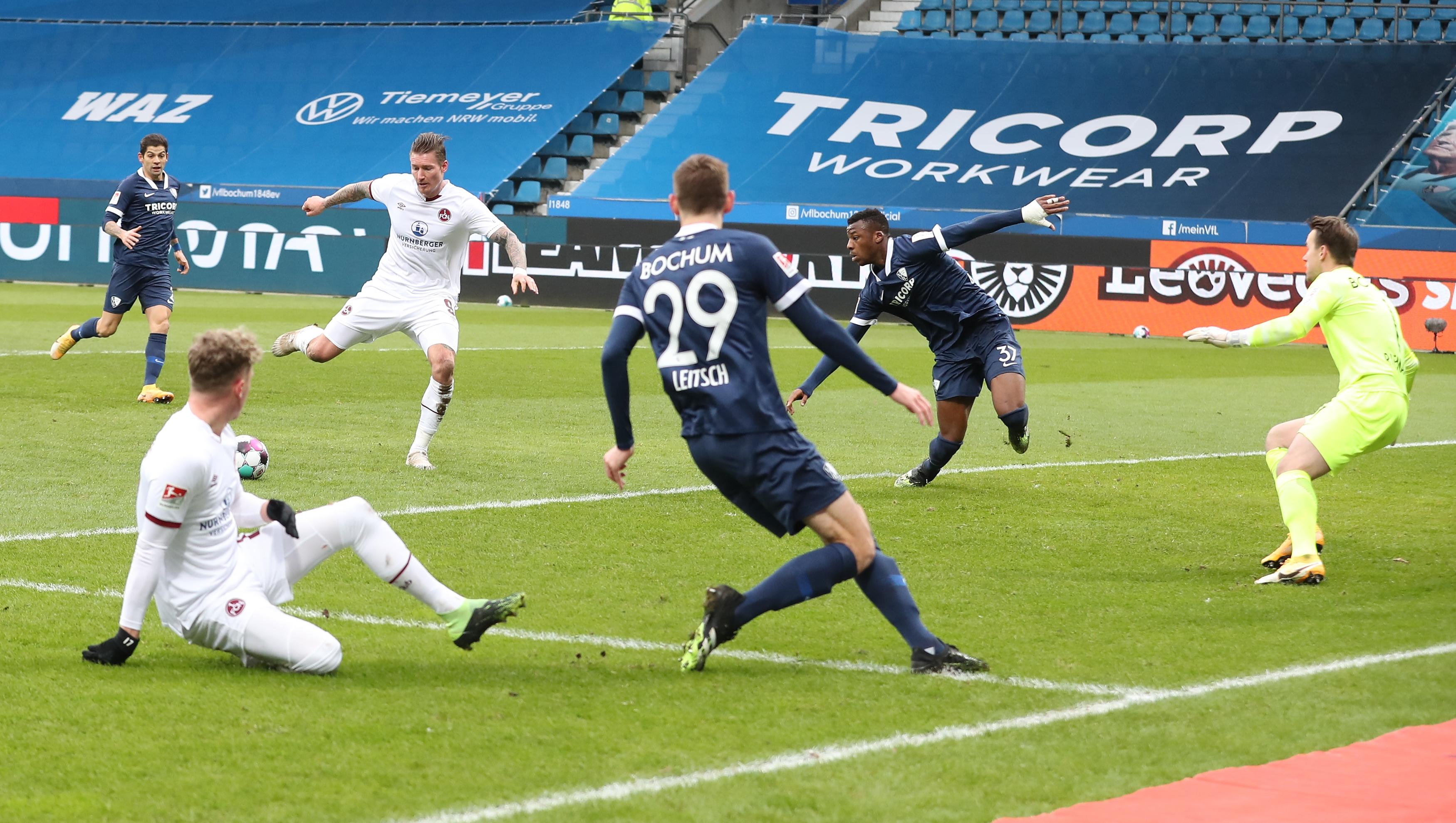 Nicht einmal Minuten später ist es dann Hack höchstselbst, der den Ball von der rechten Strafraumseite in die Mitte bringt und wieder ist es Schäffler, der den Abschluss sucht. Der Unterschied: Diesmal wird der Ball abgefälscht und schlägt zum 1:0 für den Club ein.