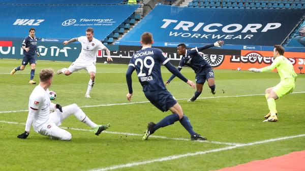 Nicht einmal Minuten später ist es dann Hack höchstselbst, der den Ball von der rechten Strafraumseite in die Mitte bringt und wieder ist es Schäffler, der den Abschluss sucht. Der Unterschied: Diesmal wird der Ball abgefälscht und schlägt zum 1:0 für den Club ein.