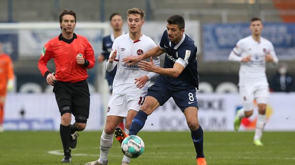 Im weiteren Spielverlauf wird dann aber der VfL Bochum gefährlicher und kommt in der 10. Minuten zur ersten gefährlichen Chance. Der Schuss von Gerrit Holtmann zischt am Pfosten vorbei und führt zum ersten Eckball der Partie. Der Standard bleibt aus Sicht des 1. FC Nürnberg jedoch ungefährlich.
