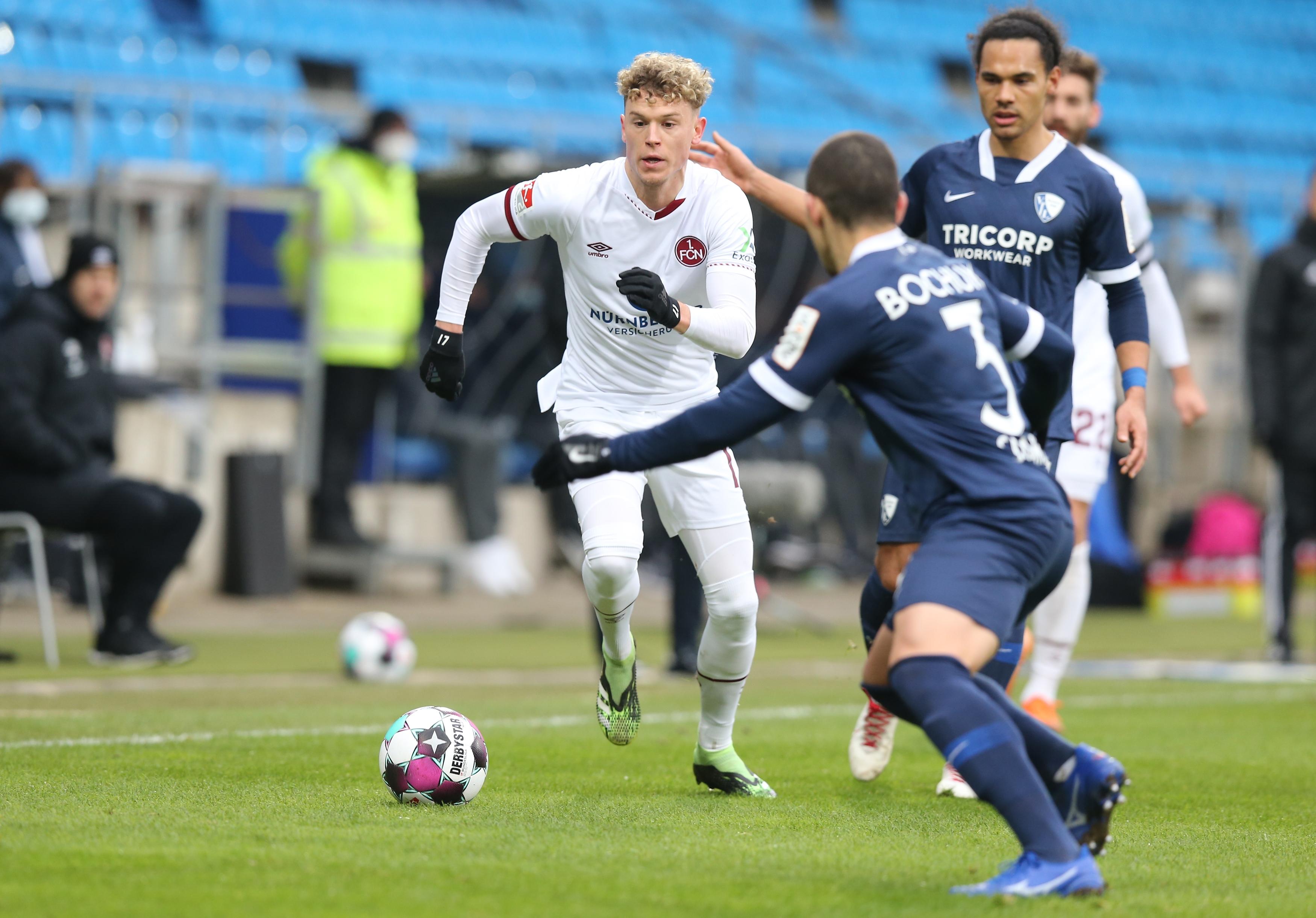 Trotz der größeren Zielstrebigkeit der Gastgeber und der sichtbaren Überlegenheit kommt auch der Club zu ersten offensiveren Aktionen. Jedoch steht Manuel Schäffler auf dem Weg zur ersten größeren Chance im Abseits.