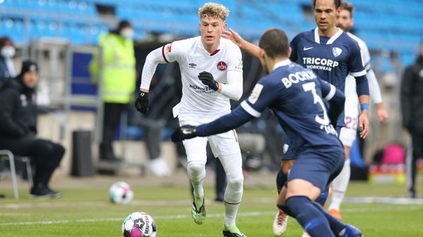 Trotz der größeren Zielstrebigkeit der Gastgeber und der sichtbaren Überlegenheit kommt auch der Club zu ersten offensiveren Aktionen. Jedoch steht Manuel Schäffler auf dem Weg zur ersten größeren Chance im Abseits.