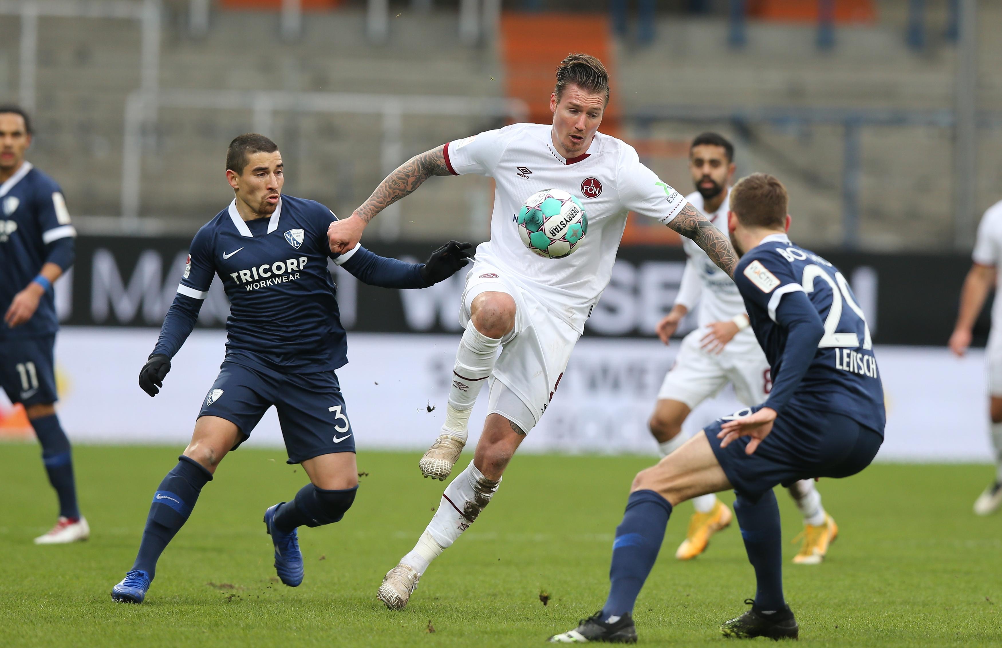 65. Spielminute: Hack setzt sich gegen zwei Gegenspieler durch, schiebt die Kugel zu Singh, der behält die Übersicht und legt auf Schäffler ab und Schäffler macht es wie bei der ersten Club-Großchance – er hämmert den Ball in den wolkenverhangenen Revierhimmel. Vier Minuten später die nächste Schäffler-Chance, diesmal zwar näher dran, aber trotzdem vorbei. 