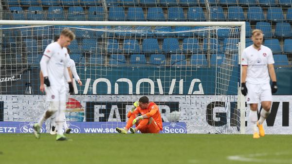 "...Machst mit 'nem Doppelpass jeden Gegner nass - Du und dein VfL. Bochum." Und damit schließt sich der Kreis, der vor Spielbeginn aus den Lautsprechern an der Castroper Straße geschallt ist. Was Herbert Grönemeyer in der Vereinshymne der Bochumer singt, musste der Club heute leidvoll spüren.