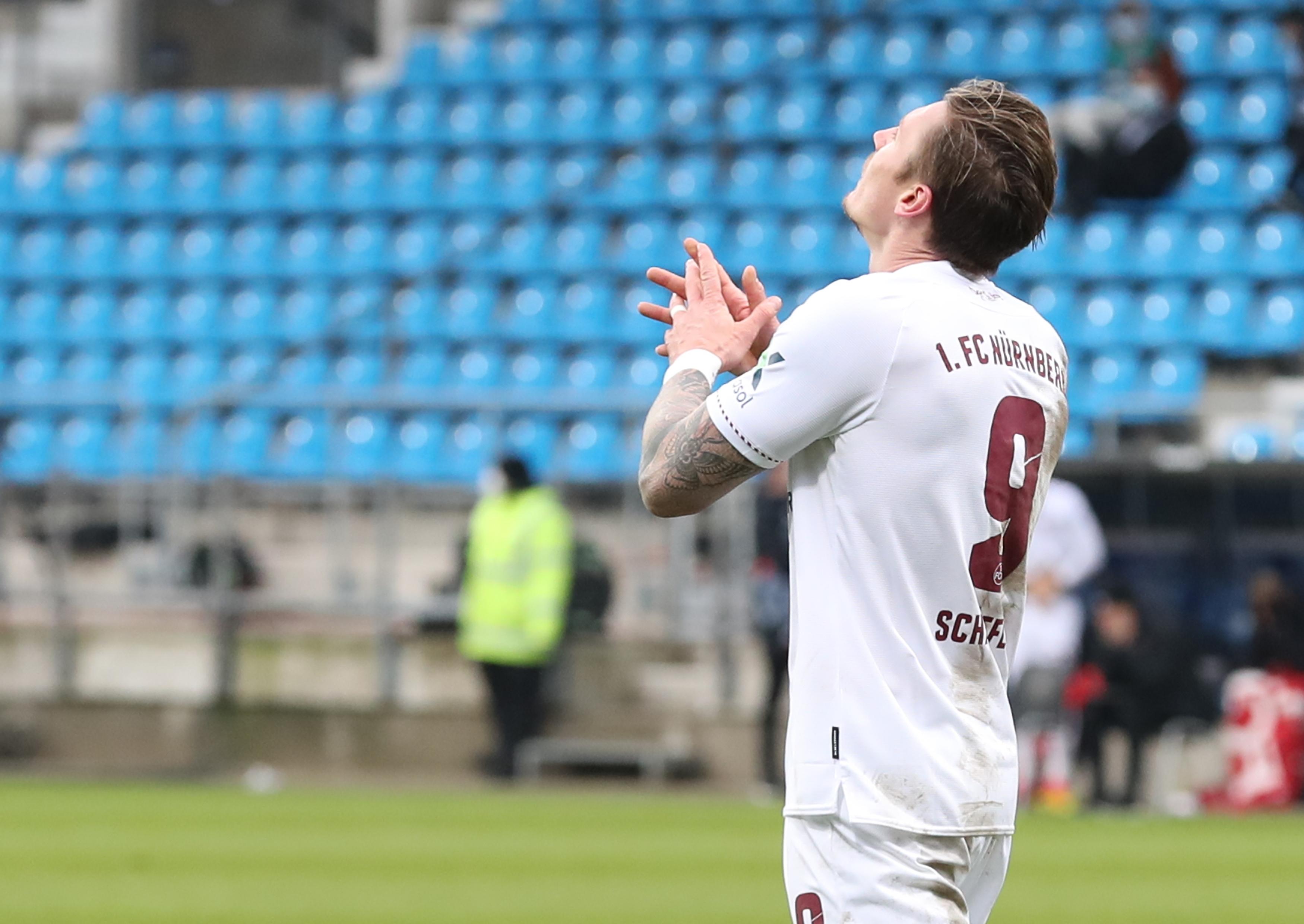 Nicht nur Manuel Schäffler ist geschockt: Robert Tesche erwischt den ganzen FCN in der 73. Minute eiskalt und macht das 2:1 für die Hausherren. Aus der Distanz zieht der 33-jährige Bochumer ab – der Ball schlägt rechts oben ein.