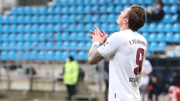 Nicht nur Manuel Schäffler ist geschockt: Robert Tesche erwischt den ganzen FCN in der 73. Minute eiskalt und macht das 2:1 für die Hausherren. Aus der Distanz zieht der 33-jährige Bochumer ab – der Ball schlägt rechts oben ein.