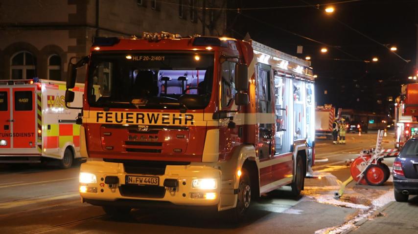 Flammen schlagen aus Nürnberger Wohnung: Haus nicht mehr bewohnbar