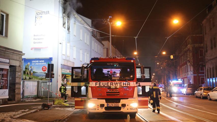 Flammen schlagen aus Nürnberger Wohnung: Haus nicht mehr bewohnbar