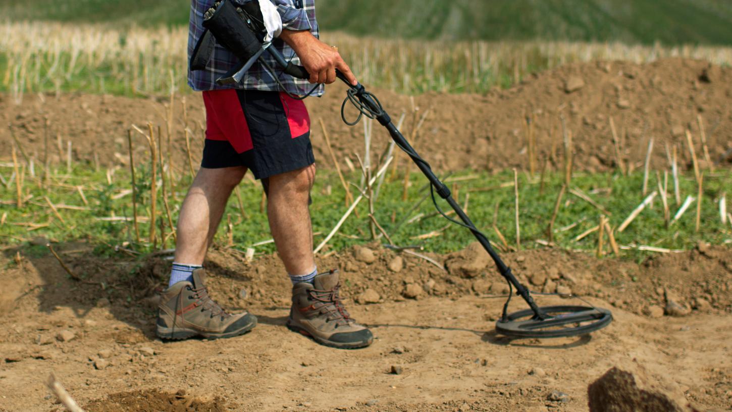 Sondengänger spüren mit Detektoren Metall im Untergrund auf. Häufig sind sie auf der Suche nach Bronzearmreifen, Ringen, oder Münzen aus längst vergangener Zeit. Sondengänger spüren mit Detektoren Metall im Untergrund auf. Häufig sind sie auf der Suche nach Bronzearmreifen, Ringen, oder Münzen aus längst vergangener Zeit.