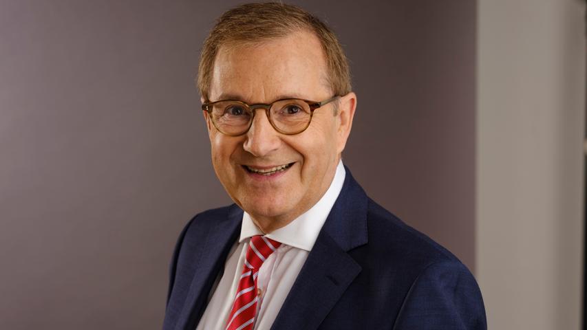 Jan Hofer war 35 Jahre lang Nachrichtensprecher für die ARD-Hauptnachrichten. Er moderierte auch andere Fernsehshows, wie zum Beispiel die Spielshow "Das ist Spitze!". Von Ruhestand ist bei dem 71-Jährigen keine Rede, er wird im Februar als Kandidat bei Let's Dance zu sehen sein!