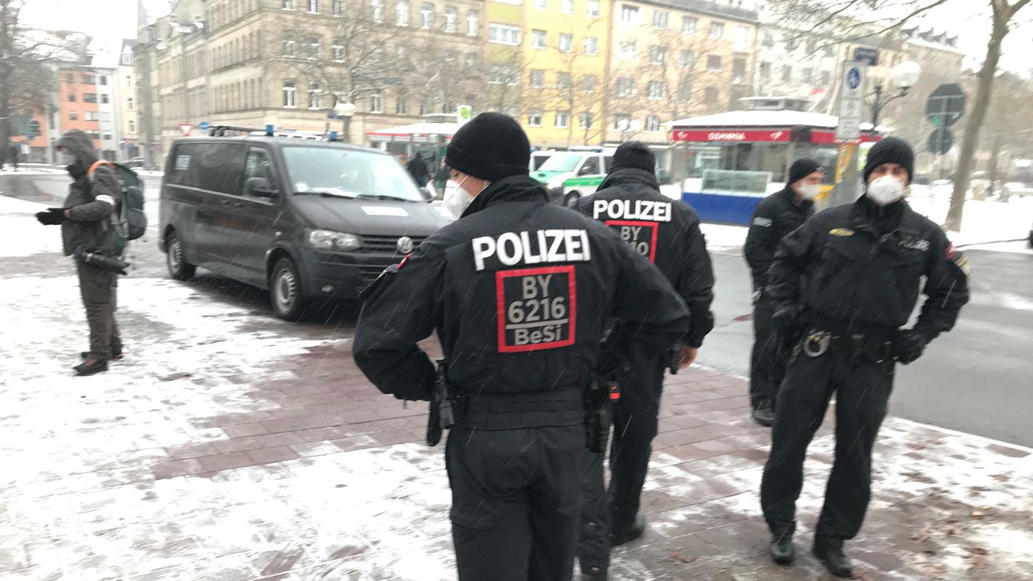 Die Polizei zeigt Präsenz, hier an der Fürther Freiheit. 