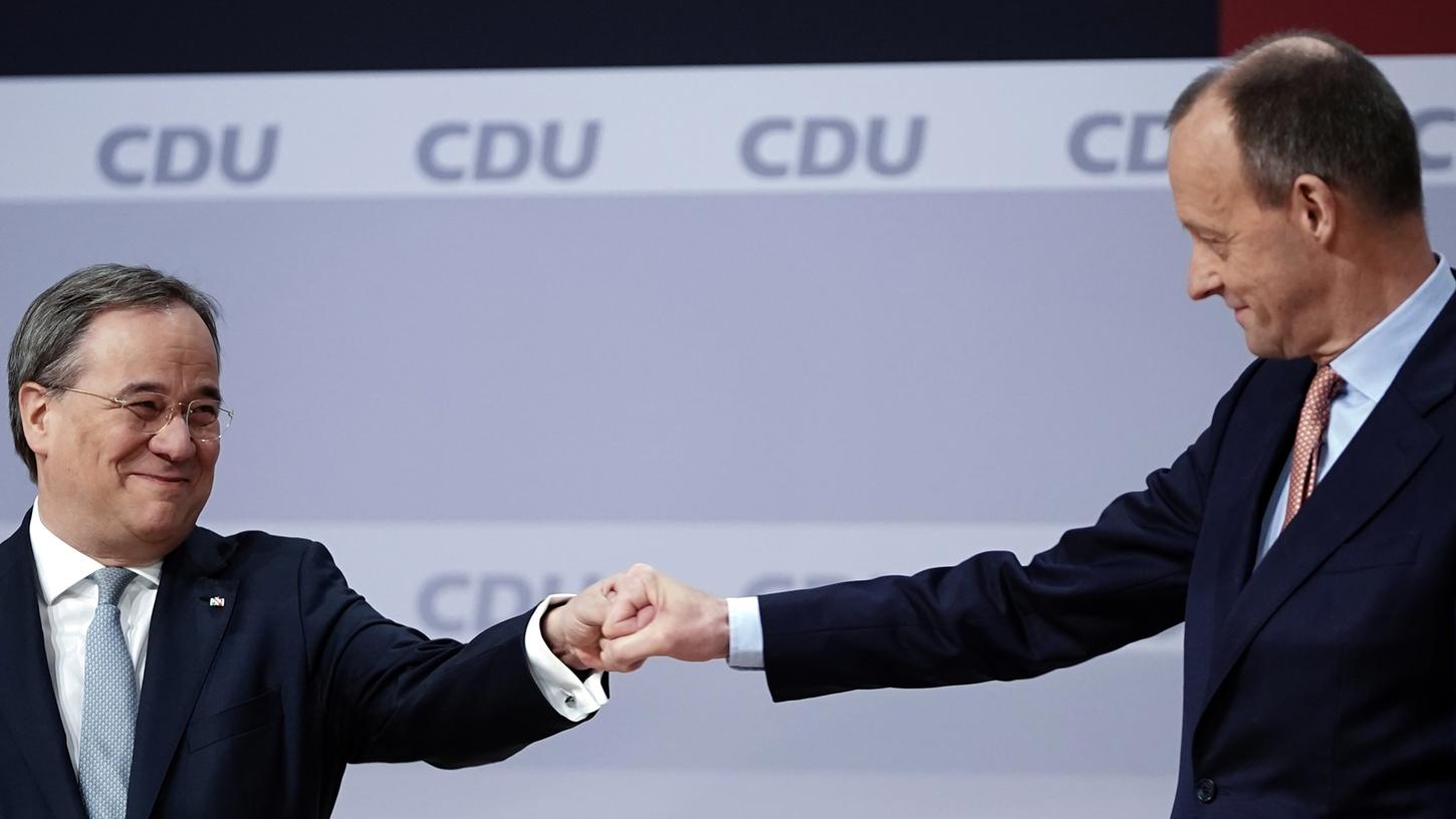 Armin Laschet (links) und Friedrich Merz sind um den Eindruck der Kooperation bemüht.
Armin Laschet (links) und Friedrich Merz sind um den Eindruck der Kooperation bemüht.