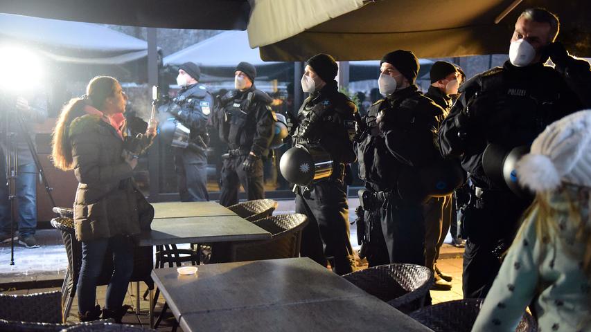 Demo trotz Verbot: Polizei löst Corona-Protest in Fürth auf