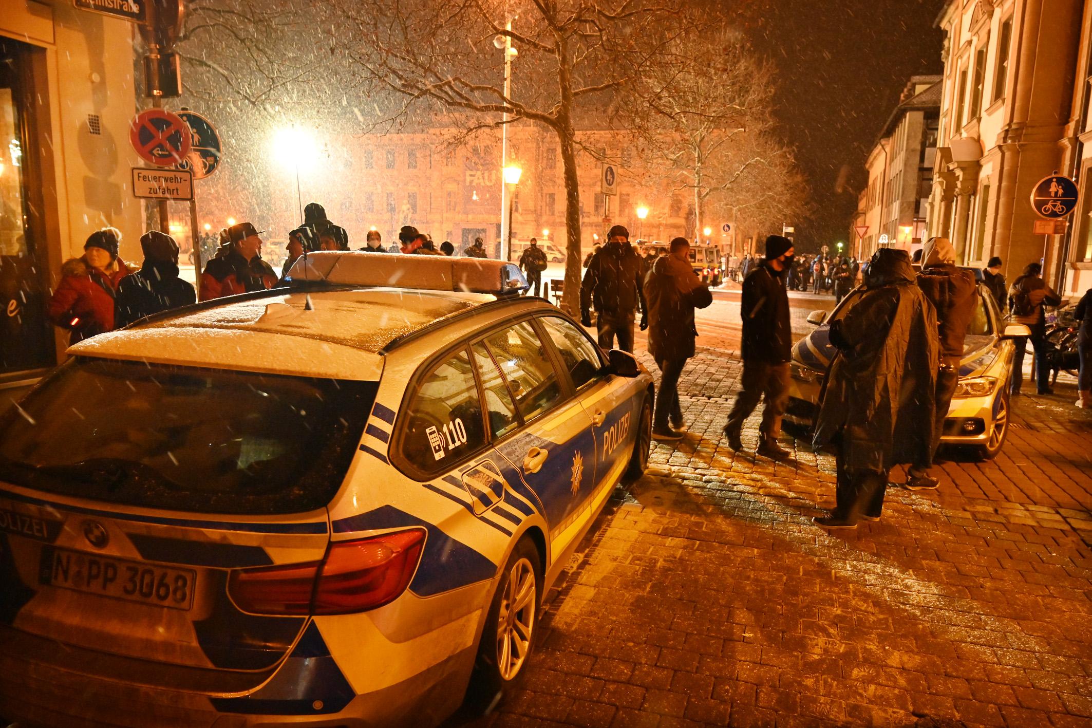 Großaufgebot im Einsatz: Polizei löst Corona-Demo in Erlangen auf