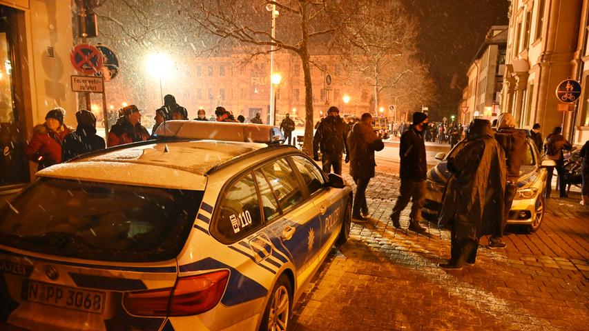 Großaufgebot im Einsatz: Polizei löst Corona-Demo in Erlangen auf 