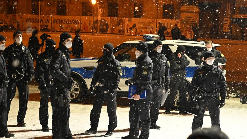 Großaufgebot im Einsatz: Polizei löst Corona-Demo in Erlangen auf