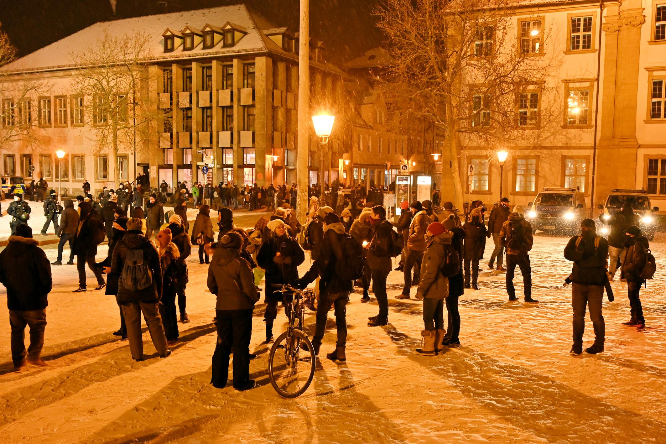 Großaufgebot im Einsatz: Polizei löst Corona-Demo in Erlangen auf
